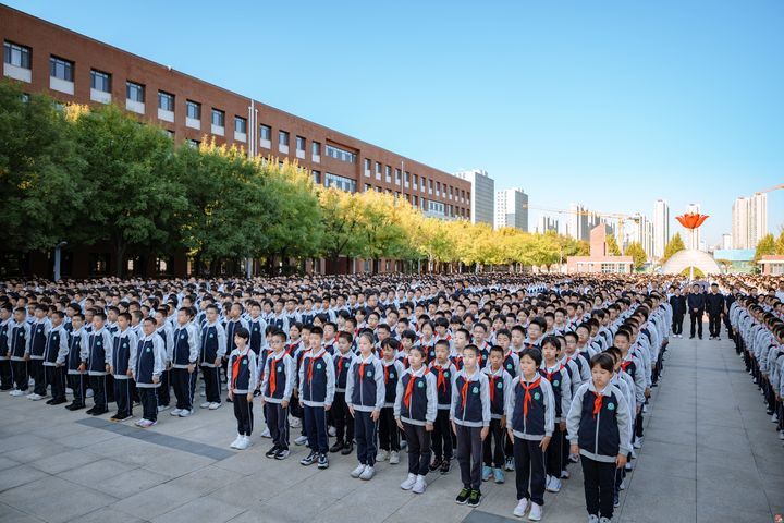 首席教师亮相、一家人的致谢、最闪亮的礼物、最动人的歌曲…… 历城二中的教师节温情流淌！