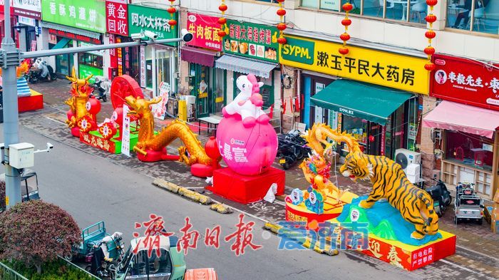 济南街头年味未散 中恒商城西侧花灯依旧亮眼