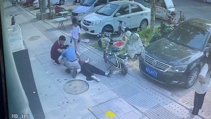 仅用6秒！老人突然倒在路边，济南一药店小伙紧急抢救