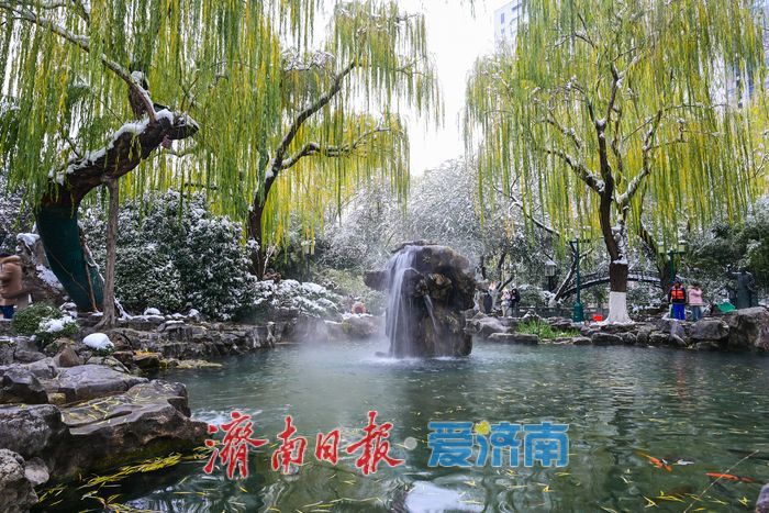 雪映月牙泉 飞瀑入画来