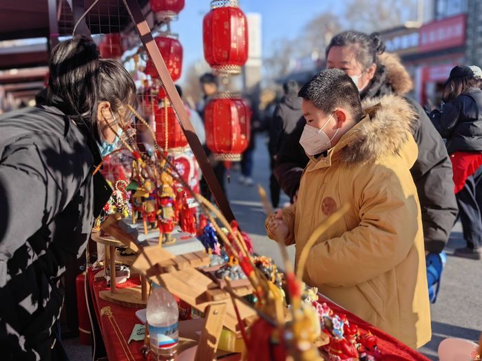 【网络中国节·春节】泉在济南过大年｜明湖市集人气爆棚 泉城年味浓郁