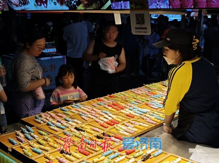 气温攀升点燃城市烟火气 济南环联夜市夜经济持续升温