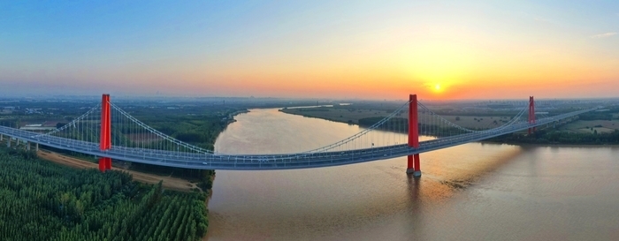 济南凤凰黄河大桥落日鎏金染长虹