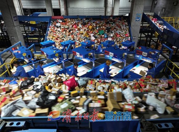 融媒·深调查丨未下单却被包裹“砸中”：暗藏玄机的快递刺客是谁在“包邮”？