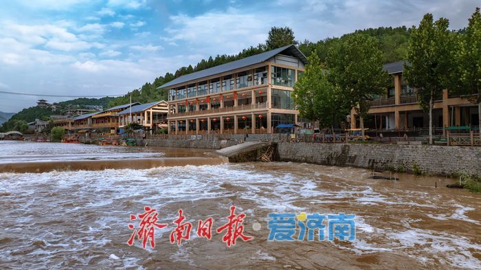 雨后门牙景区水位上涨，形成多处飞瀑景观