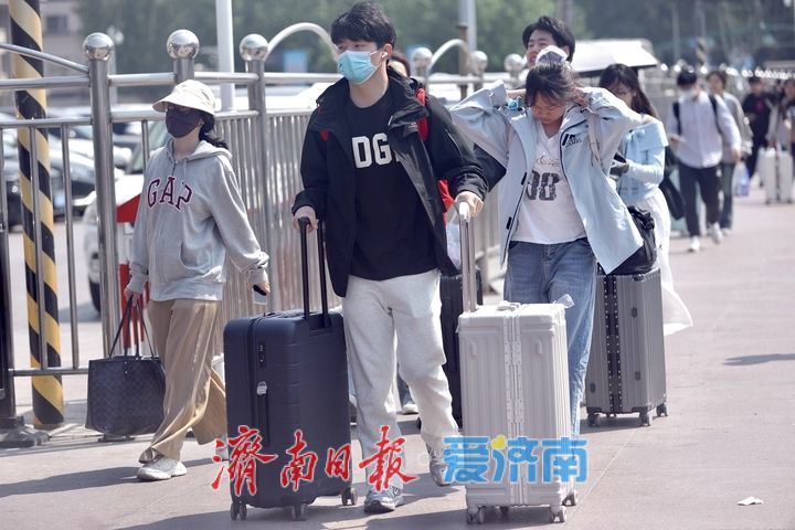 “五一”假期即将开启 济南火车站客流涌动