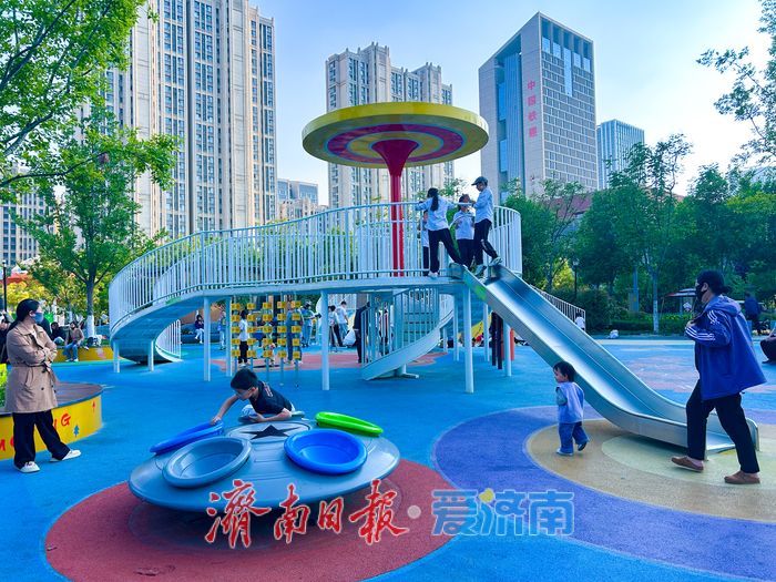 假期尾声童趣浓 济南儿童友好公园午后欢乐满溢