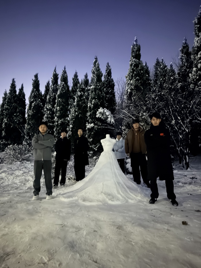 济南冬雪中，5名大一学生6小时打造浪漫“雪婚纱”