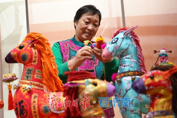 非遗布艺创新演绎马年吉祥