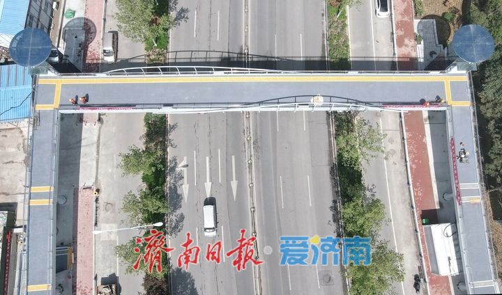 “U”形长步梯搭配直梯，二环南路新建过街天桥亮相