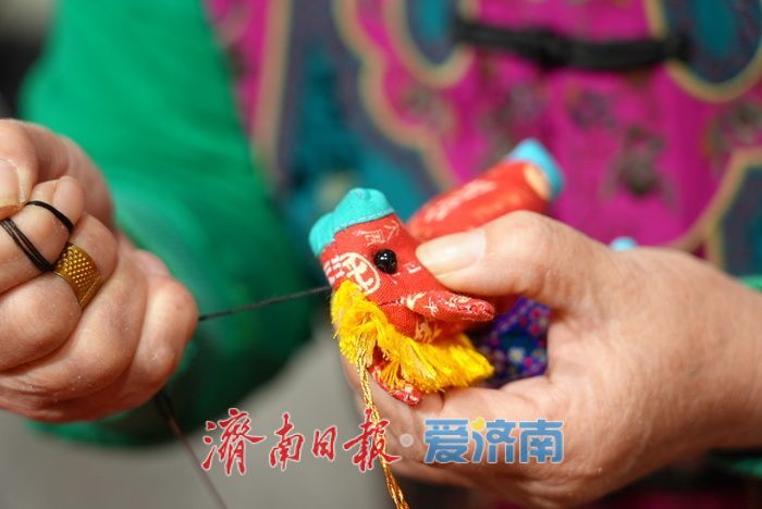 非遗布艺创新演绎马年吉祥