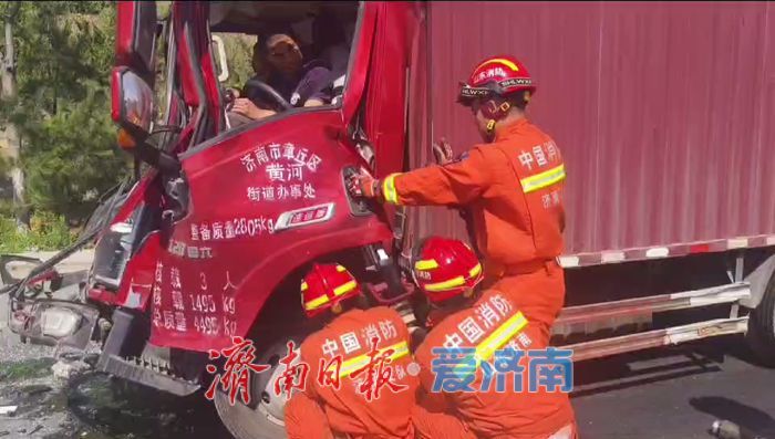 一家三口被困追尾车内 消防员紧急破拆成功营救