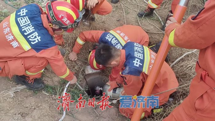 男孩不慎坠落20米机井消防员紧急救援