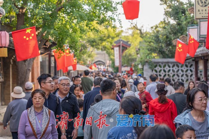 济南：满城“中国红”点燃国庆文旅热潮