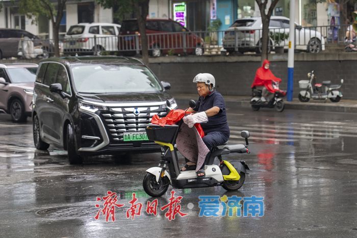 秋雨绵绵，凉意渐浓 济南的秋天来了