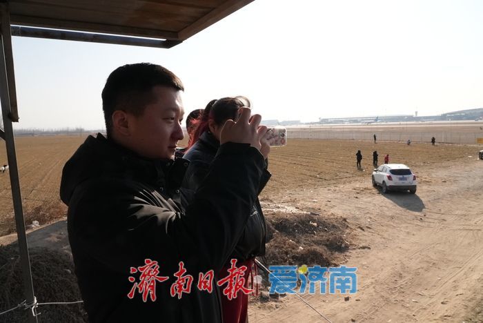 寻一个最美角度与飞机同框，市民“追机”热情高涨