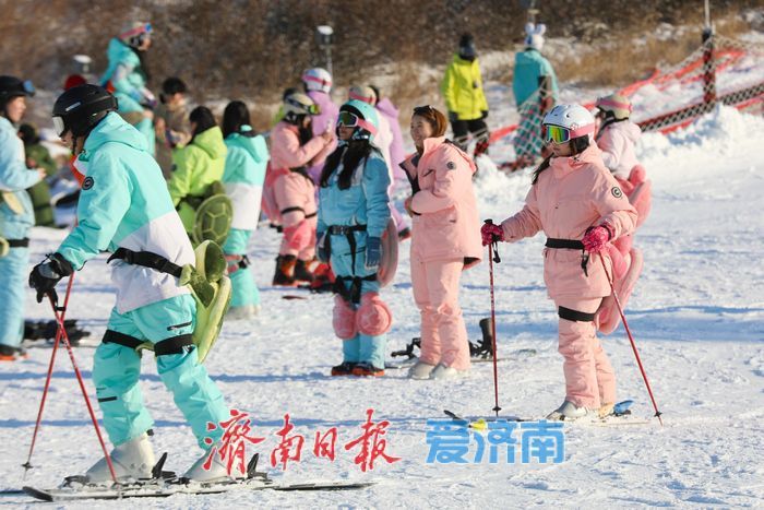 冰雪运动掀热潮！济南雪野滑雪场人气爆棚