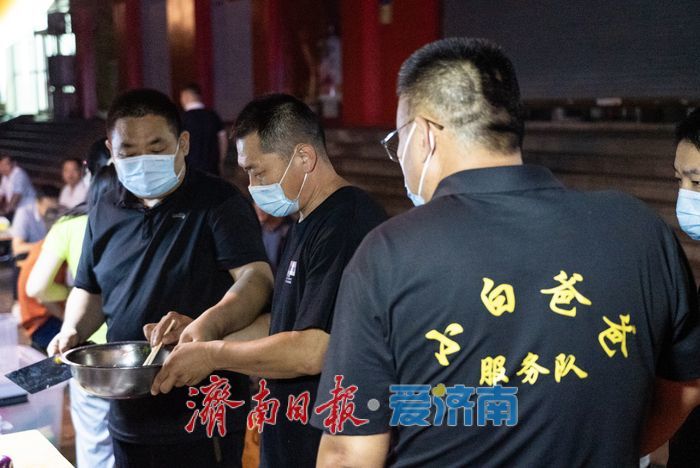 从“受助渡难”到“自救赋能”，爱心厨房“小白爸爸凉菜扎啤摊”接力书写爱心故事