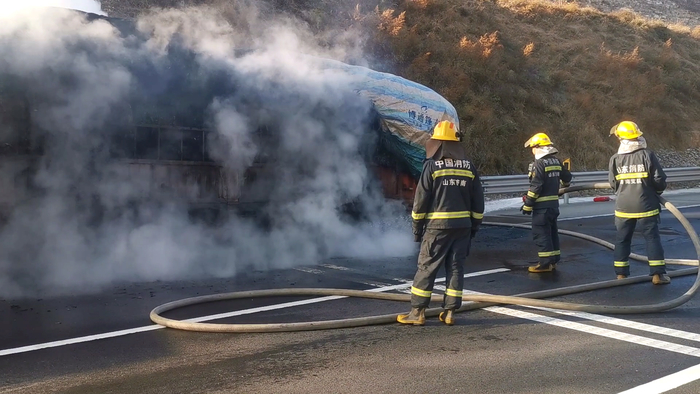 半挂车行驶途中轮胎起火 济南消防紧急救援