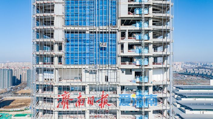项目强省会｜重塑城市天际线：万融云城二期玻璃幕墙亮相，双连廊贯通