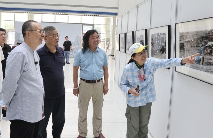 潘鲁生参观“黄河儿女——王超英摄影五十年原作展”，点赞光影瞬间的纪实魅力