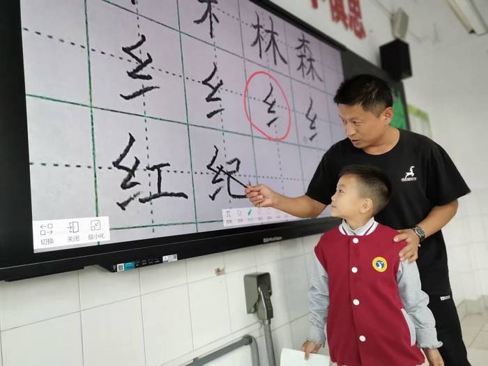 高新区鸡山小学开展硬笔书法选修课活动