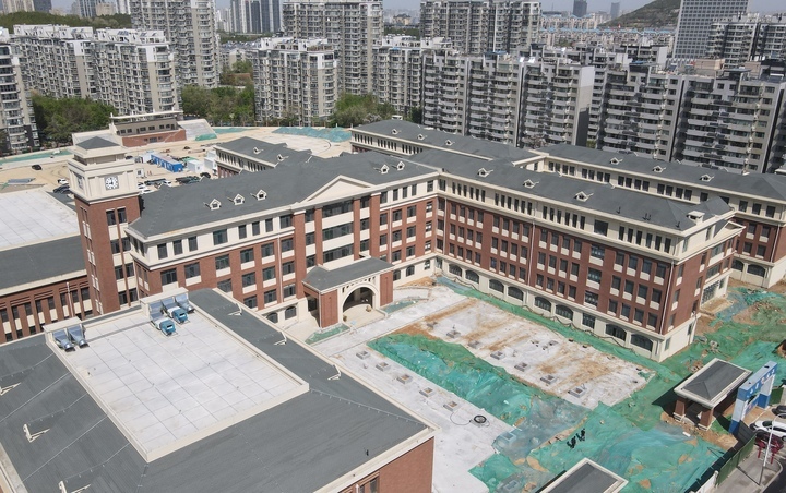 济南浆水泉路九年一贯制学校教学楼主体完工