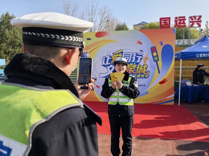 宪法日遇上交通安全日 让安全法治入脑入心