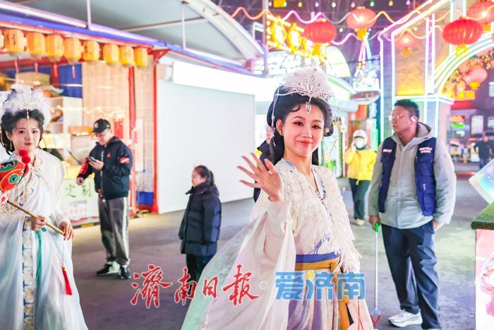 金龙巡游遇潮玩快闪 环联夜市点亮泉城元宵夜