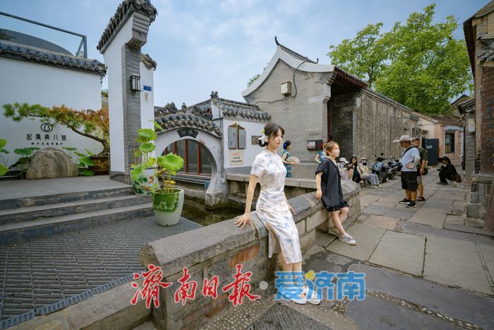 一年四季 泉在济南丨汉服漫游古巷 泉城老街韵味“出圈”