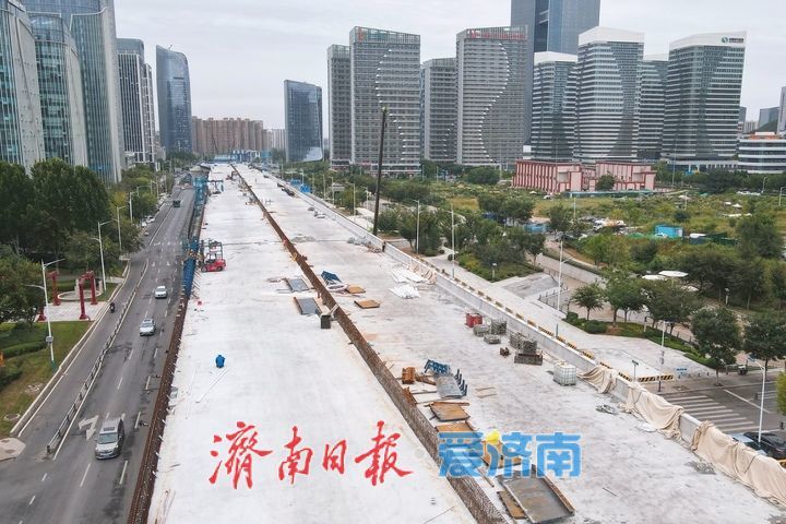 济南凤凰黄河大桥南延工程经十路以南段首条下桥匝道浇筑成型
