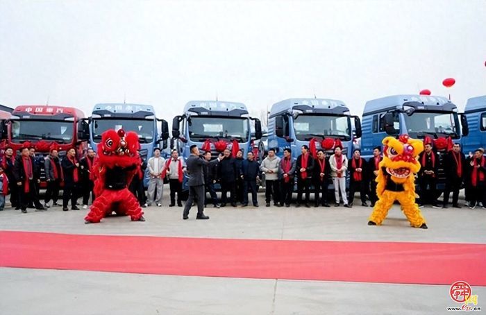 60台中国重汽豪沃TX燃气车盛大交付，领跑2026新征程