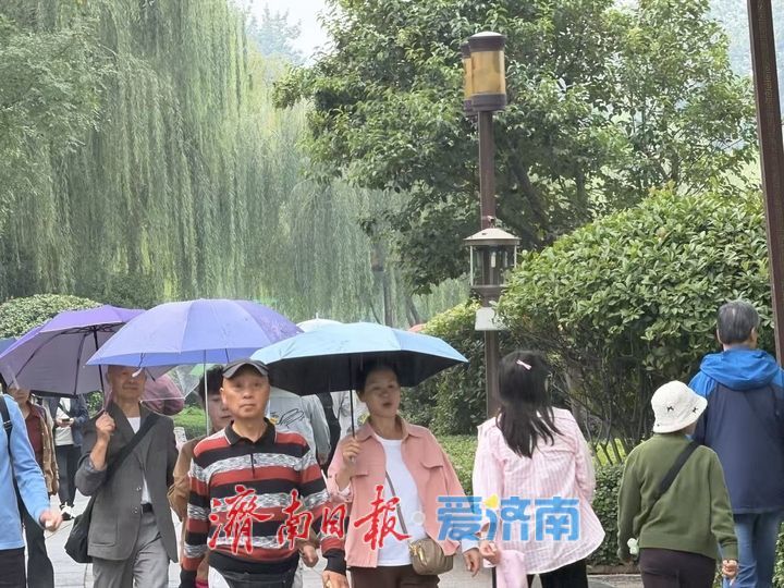 细雨润明湖 秋景引游人