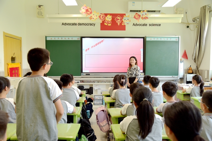 微小生物大大世界，家长走进齐鲁学校课堂