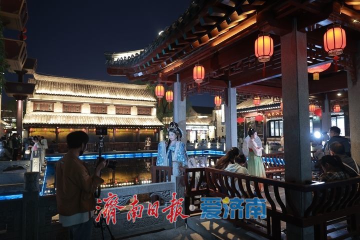 假期古城 越夜越精彩