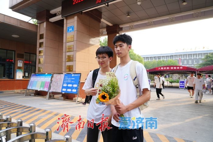 你走出考场的样子，是父母镜头里最珍贵的风景