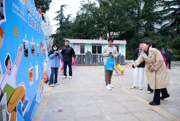 趣味互动学知识 工伤预防入人心 2025济南市工伤预防宣传活动走进市中区二七街道建新社区