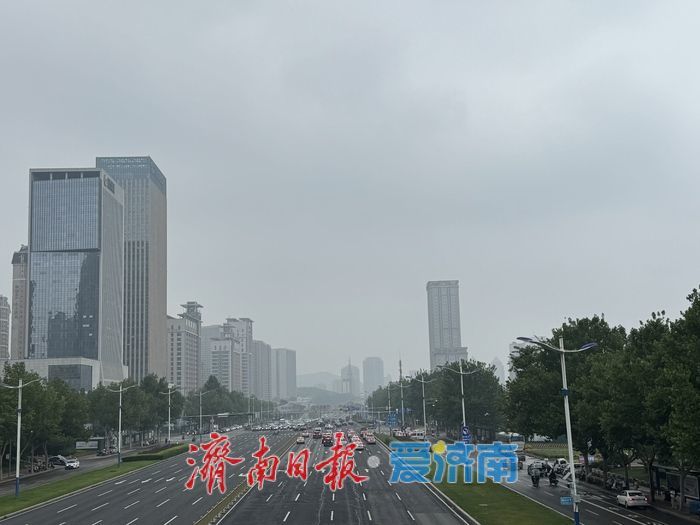 雨后雾笼泉城 济南中央商务区现朦胧之美