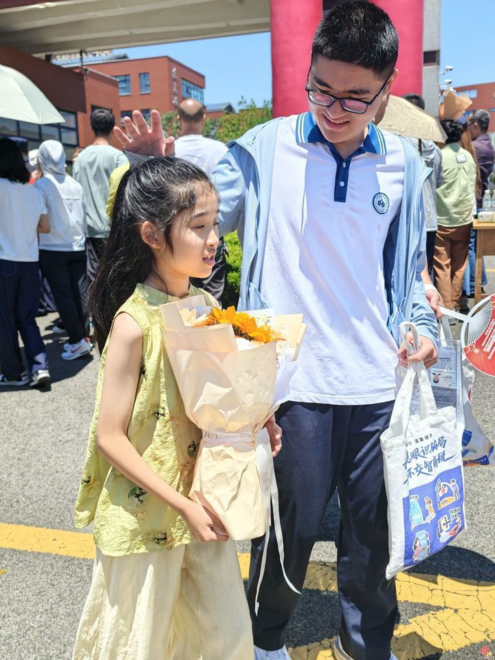 2026年高考首场考试结束 葵花相伴笑意融融