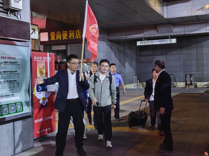 高铁深夜抵济 公交温情护航——济南公交圆满完成“五一”夜间高铁接驳任务