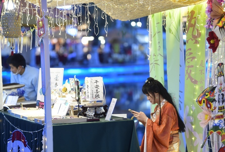 华灯初上，百花洲历史文化街区扮靓老城