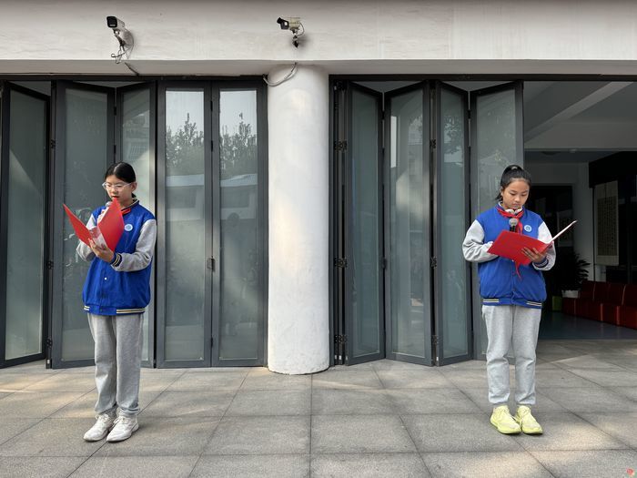 济南市胜利大街小学举办“胜利红印 榜样少年正启航”主题升旗仪式