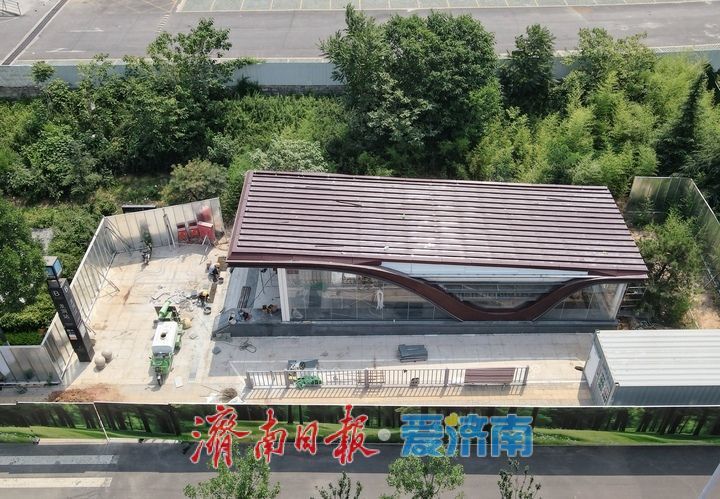 济南轨交3号线两座车站出入口加装风雨棚，汛期将至缓解乘客出行困扰