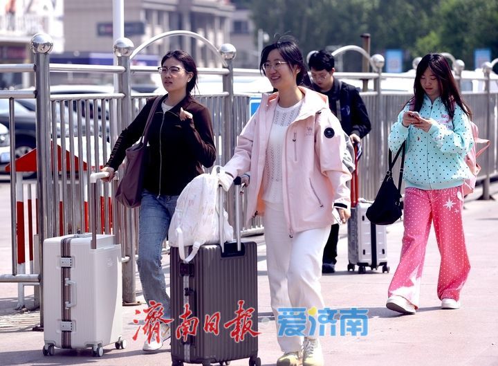 “五一”假期即将开启 济南火车站客流涌动