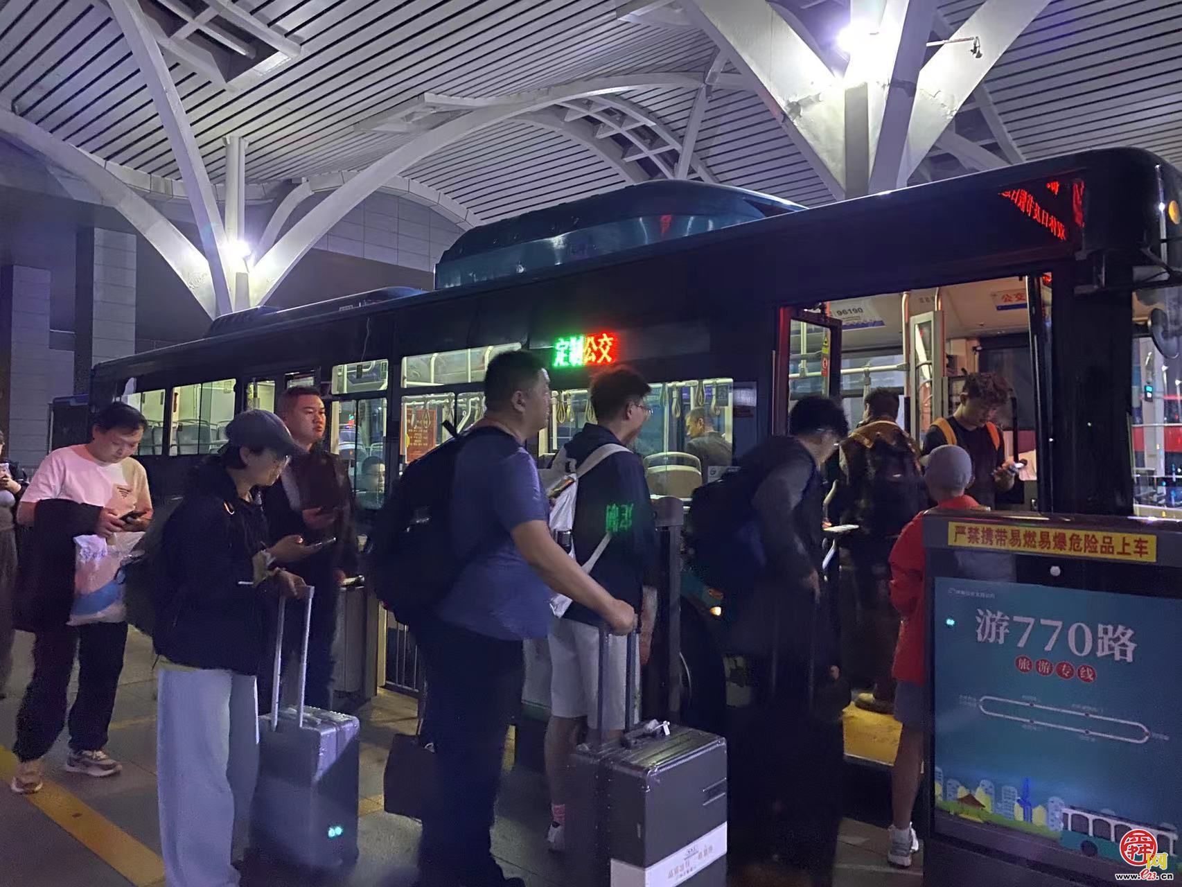 高铁不到站 公交不收车！济南公交通宵值守护航国庆首日凌晨旅客出行