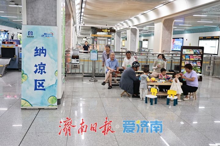 地铁站变身清凉客厅！地铁站点纳凉区暖心上线，盛夏送出城市凉意