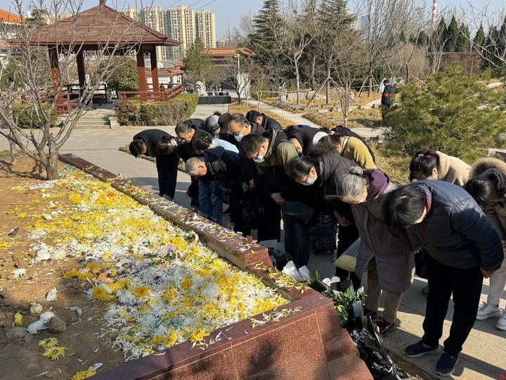 繁花为伴 魂归自然 济南市玉函山安息园举行集体花坛葬