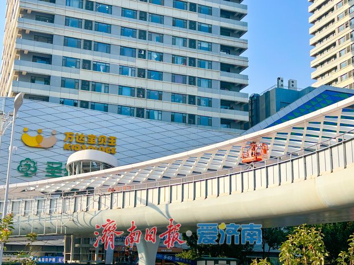 “新月飞架”初显风姿 高新万达过街天桥进入施工收尾阶段