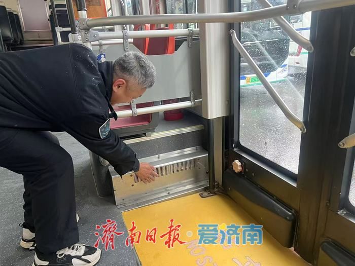 今冬初雪如约而至 济南公交全力护航市民出行路