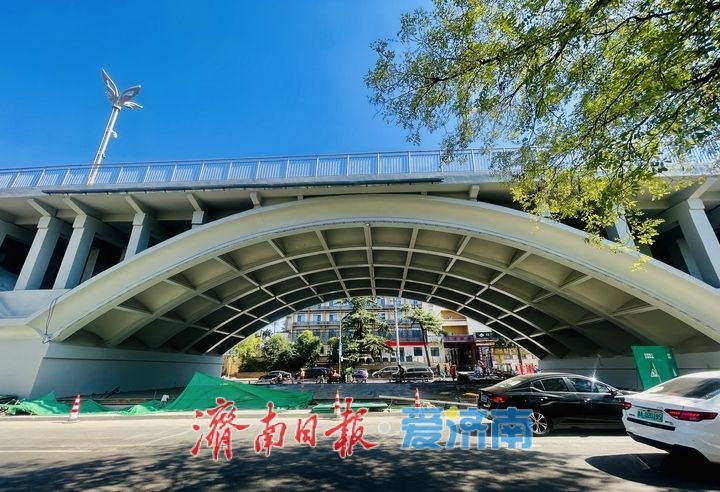 纬二路老天桥桥下收尾，钢骨显露待焕新